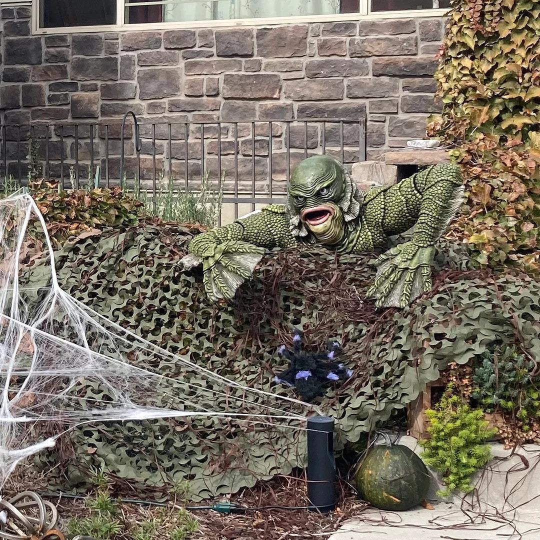 Creature from the Black Lagoon Grab Sculpture Monster Statue for Outdoor Garden & Halloween Decoration