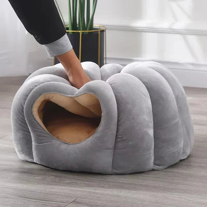 Pumpkin Cat Bed – Warm, Washable & Comfortable Cat Hideaway