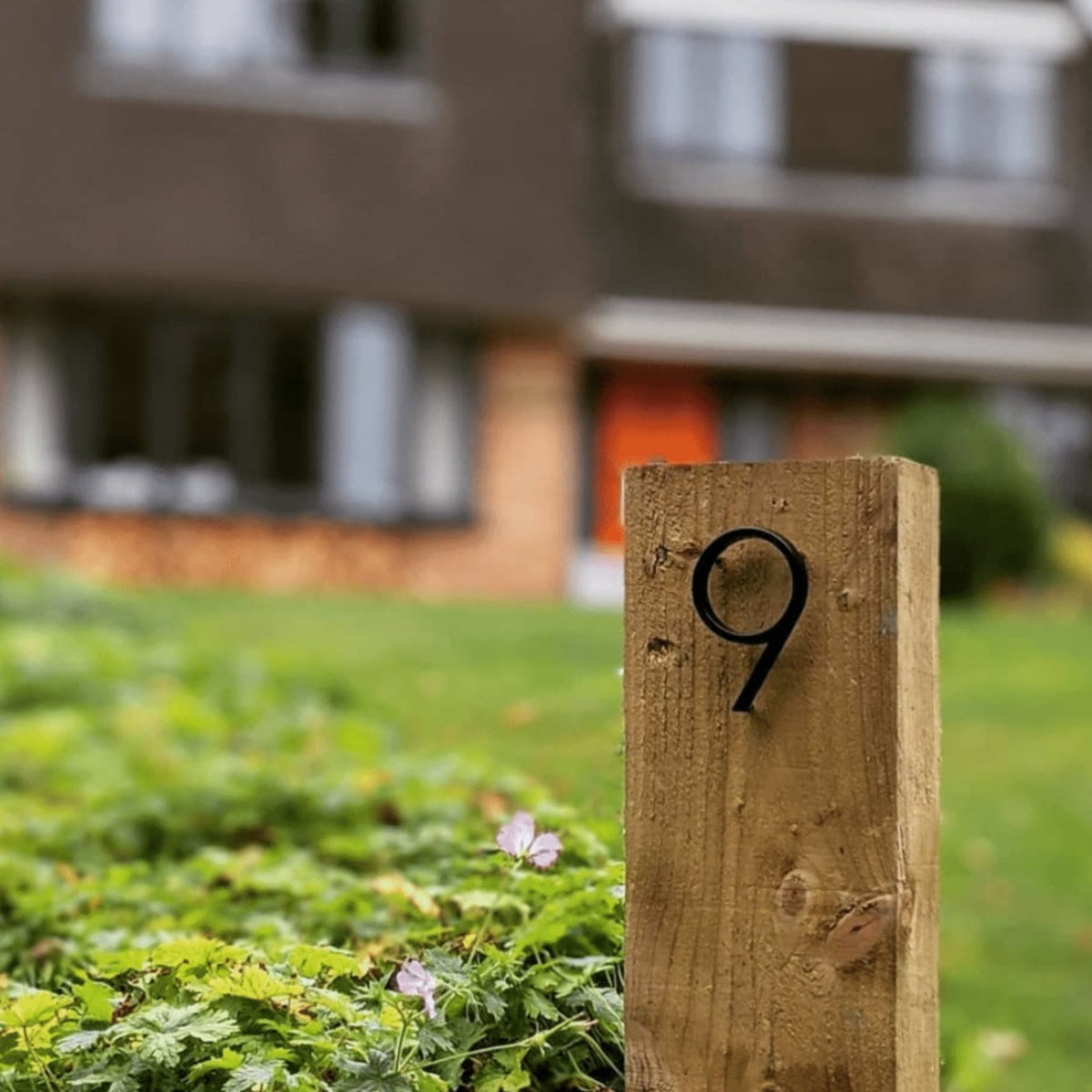 5-Inch Modern Floating House Numbers and Letters in Zinc Alloy for Outdoor Wall Decor