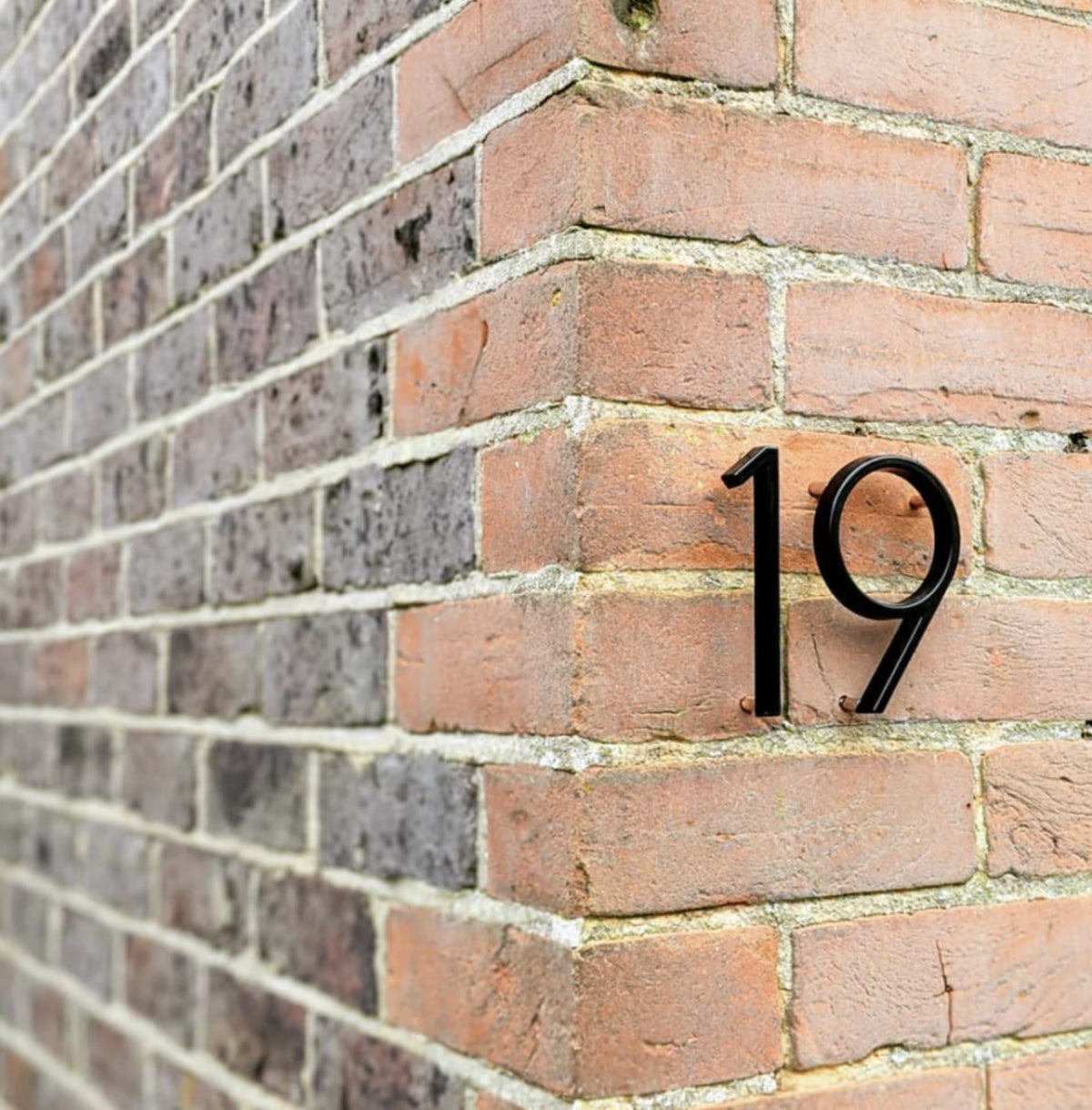 5-Inch Modern Floating House Numbers and Letters in Zinc Alloy for Outdoor Wall Decor