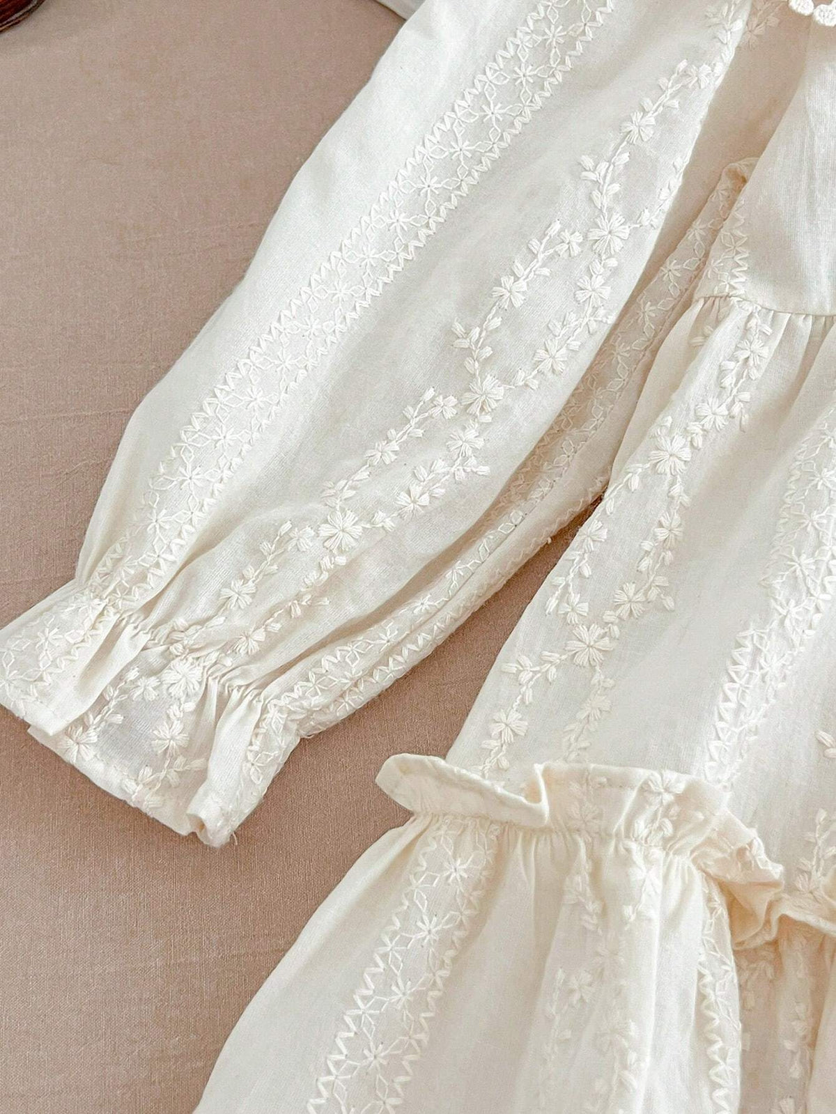 Children's Long-Sleeve Dress with Lace Collar – Vintage Charm
