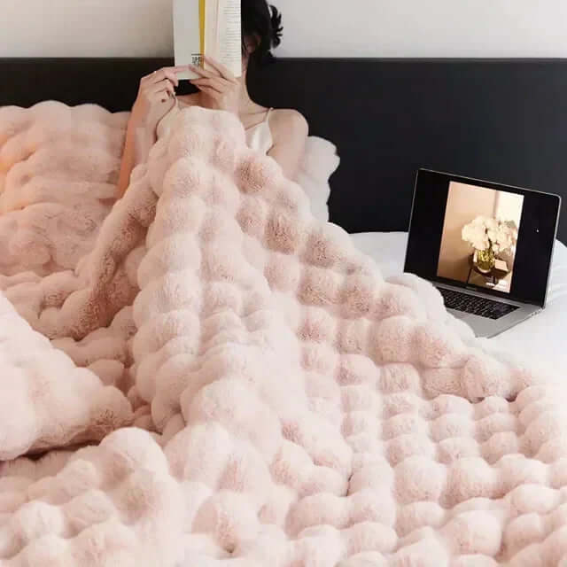 Cozy Faux Fur Throw Blanket – Soft and Warm