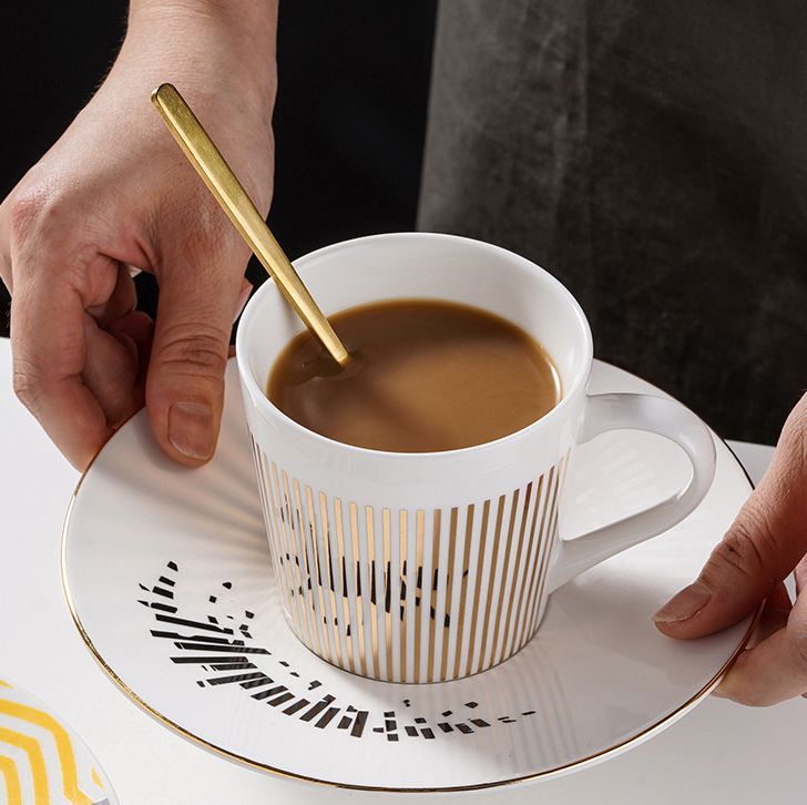 Creative Coffee Mug with Dynamic Mirror Reflection