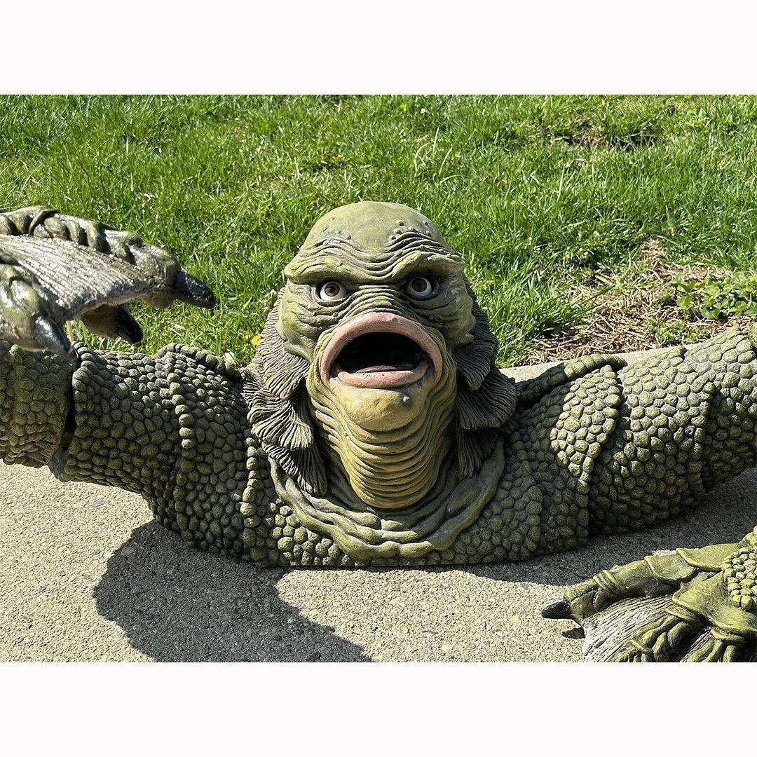 Creature from the Black Lagoon Grab Sculpture Monster Statue for Outdoor Garden & Halloween Decoration
