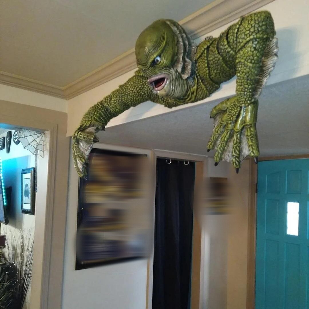 Creature from the Black Lagoon Grab Sculpture Monster Statue for Outdoor Garden & Halloween Decoration