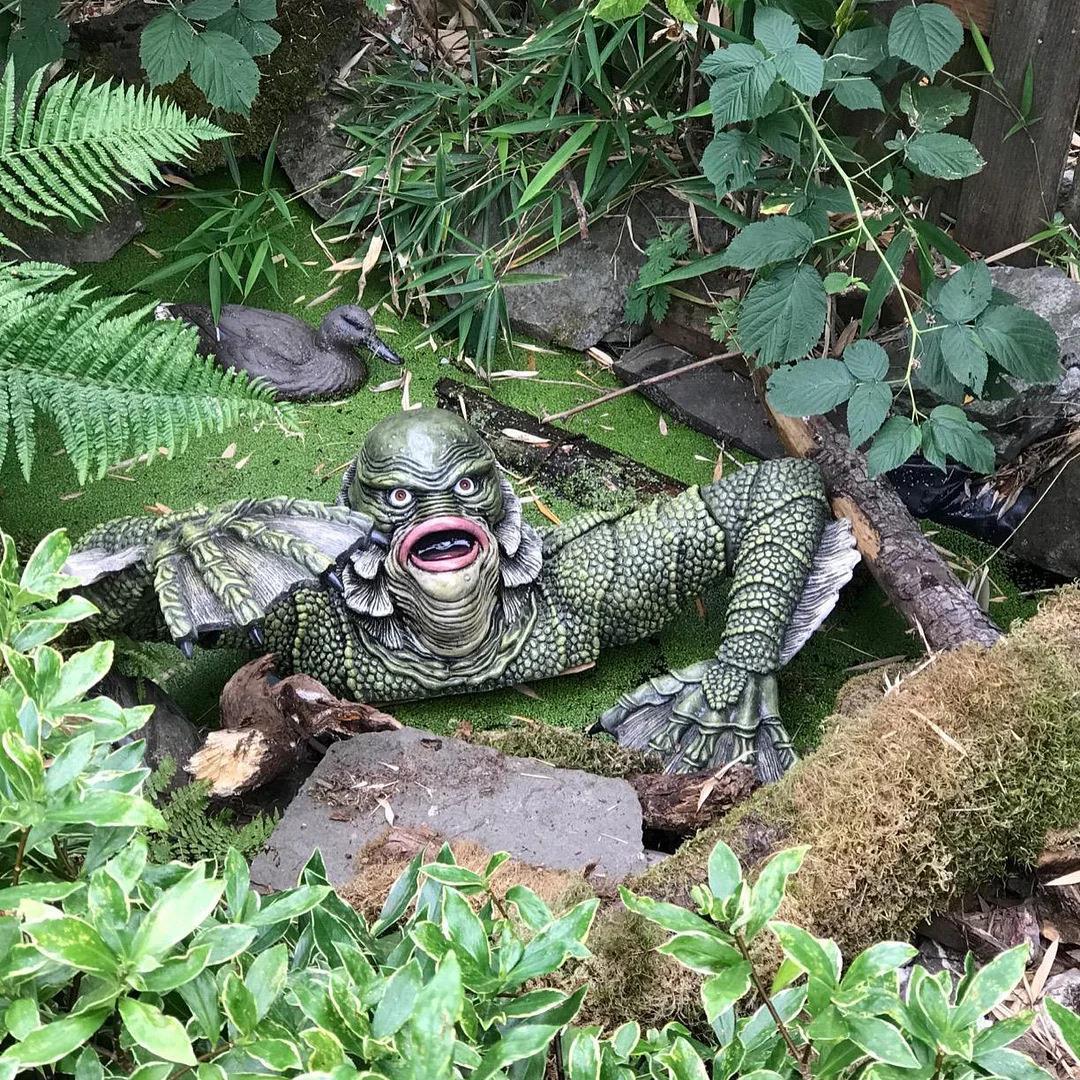 Creature from the Black Lagoon Grab Sculpture Monster Statue for Outdoor Garden & Halloween Decoration
