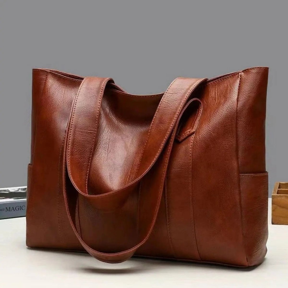 Elegant Retro-Style Shoulder Bag with a Smooth Finish