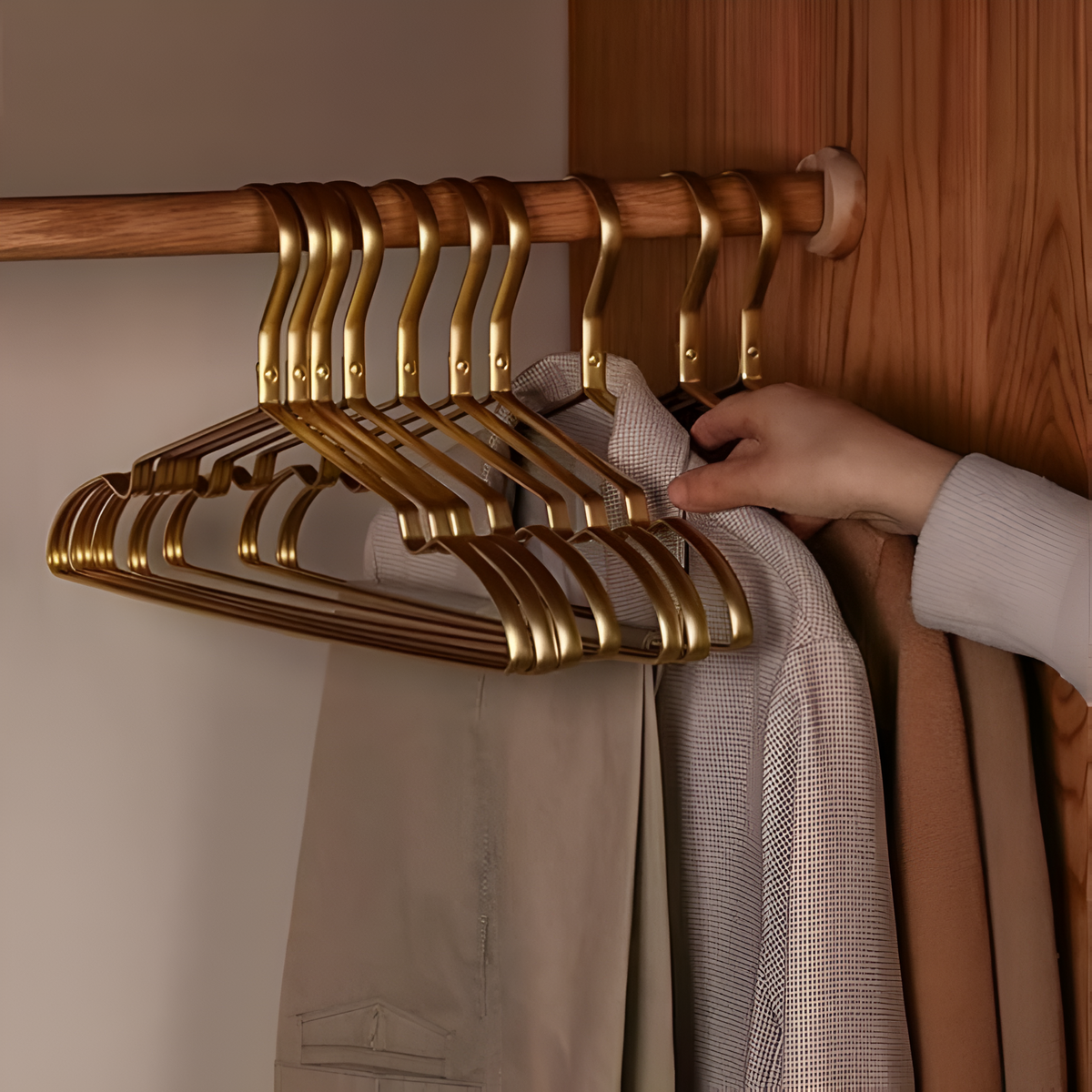 Luxury Non-Slip Aluminum Clothes Hangers – Organization & Style for the Wardrobe