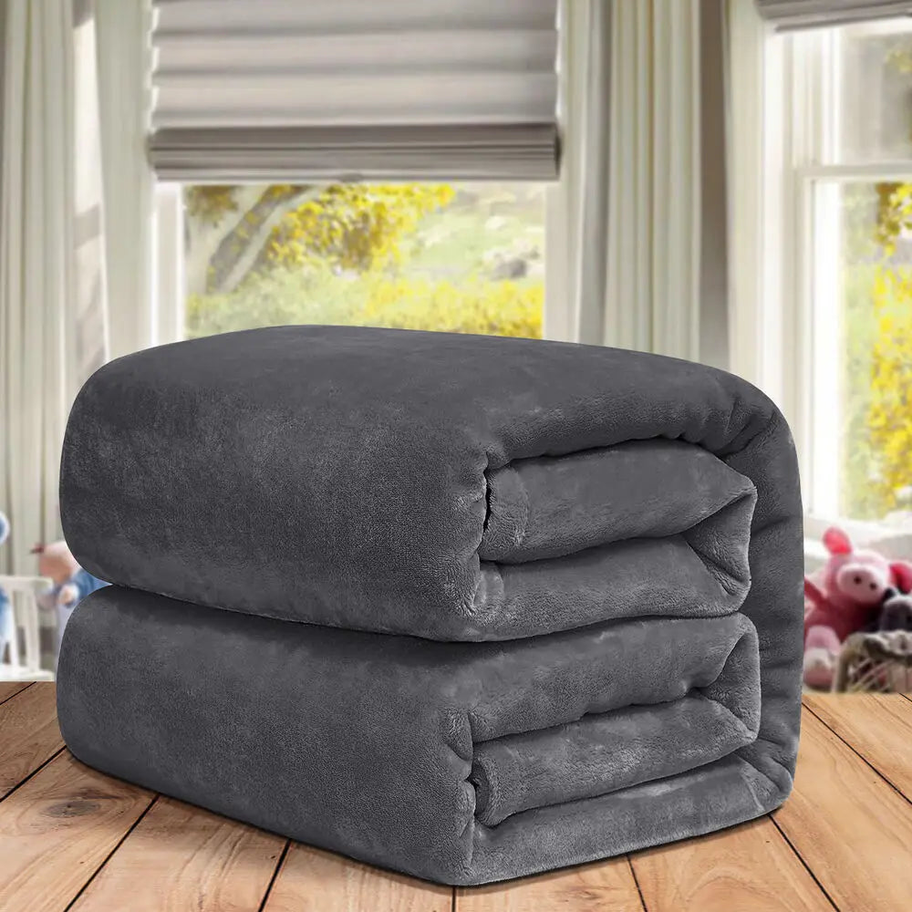 Soft Fleece Blanket – Warm Bedspread for Cold Evenings – Ideal for Relaxing