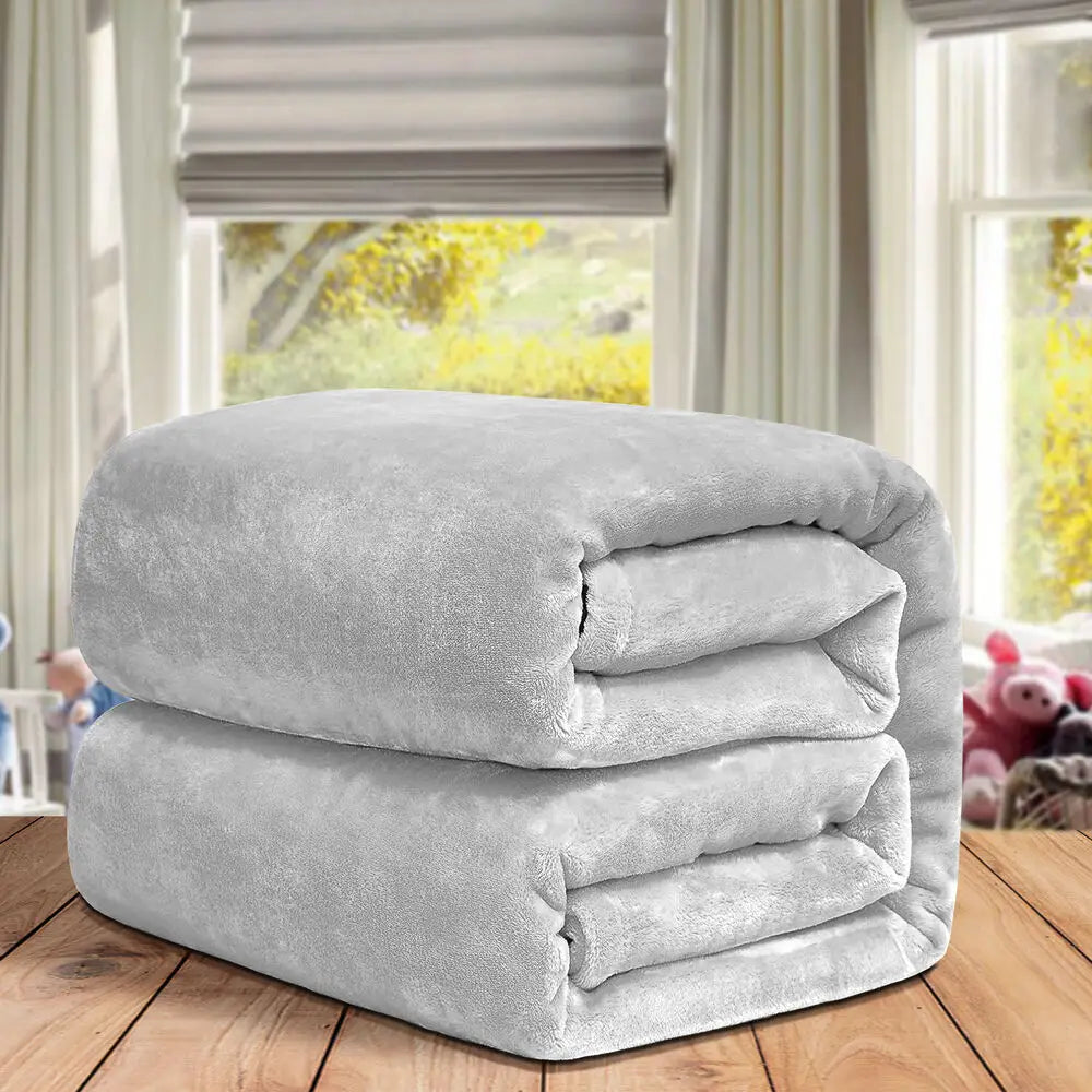Soft Fleece Blanket – Warm Bedspread for Cold Evenings – Ideal for Relaxing