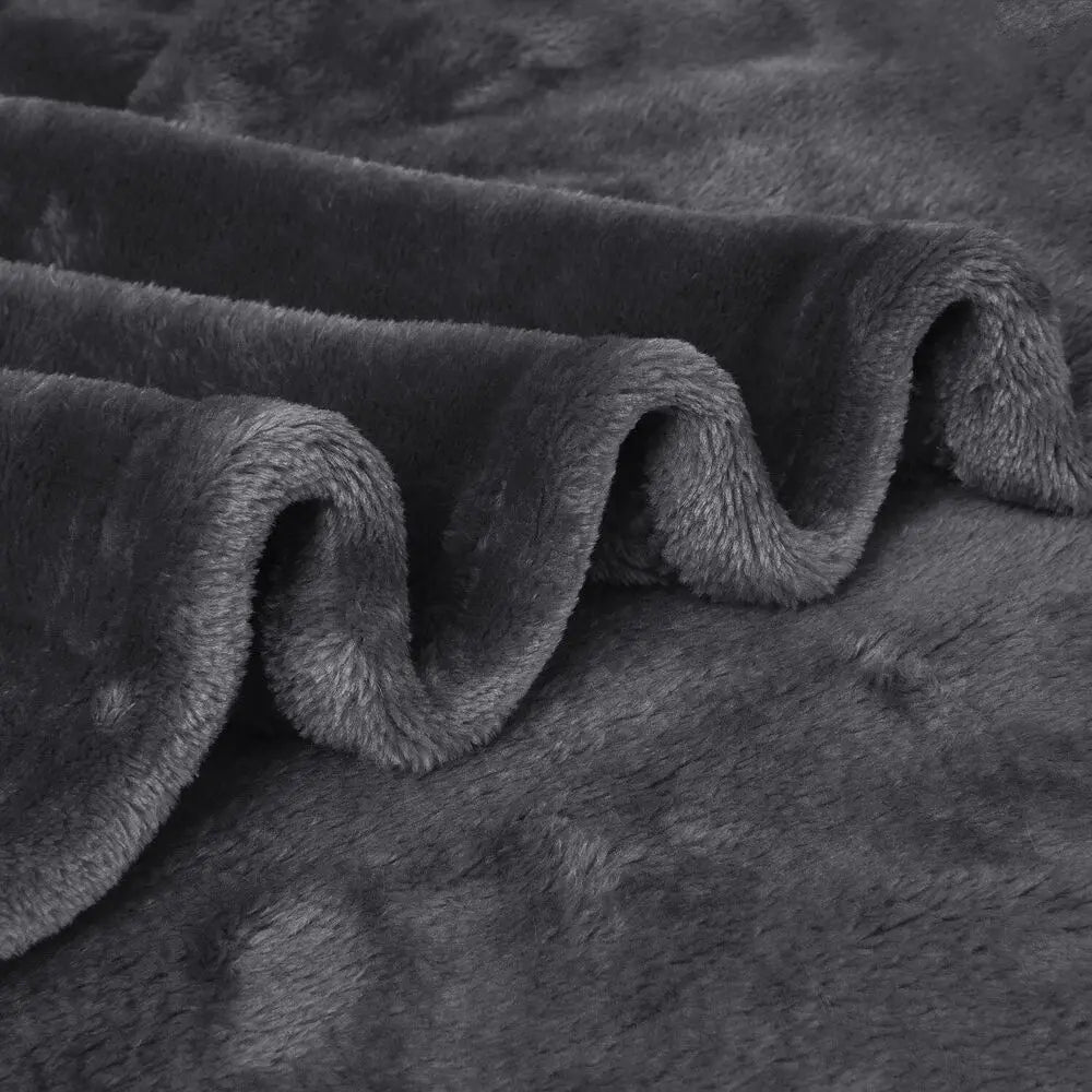 Soft Fleece Blanket – Warm Bedspread for Cold Evenings – Ideal for Relaxing