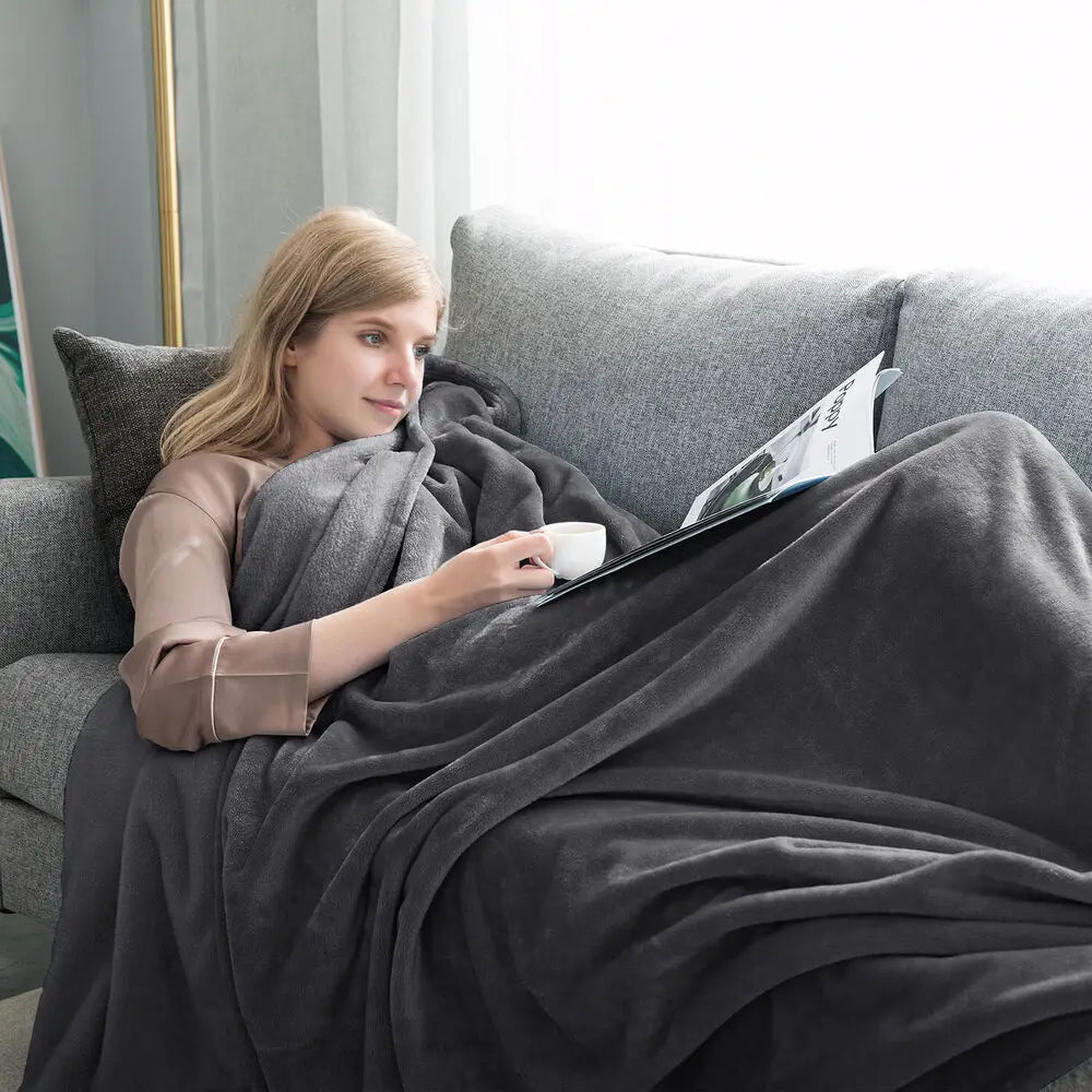 Soft Fleece Blanket – Warm Bedspread for Cold Evenings – Ideal for Relaxing