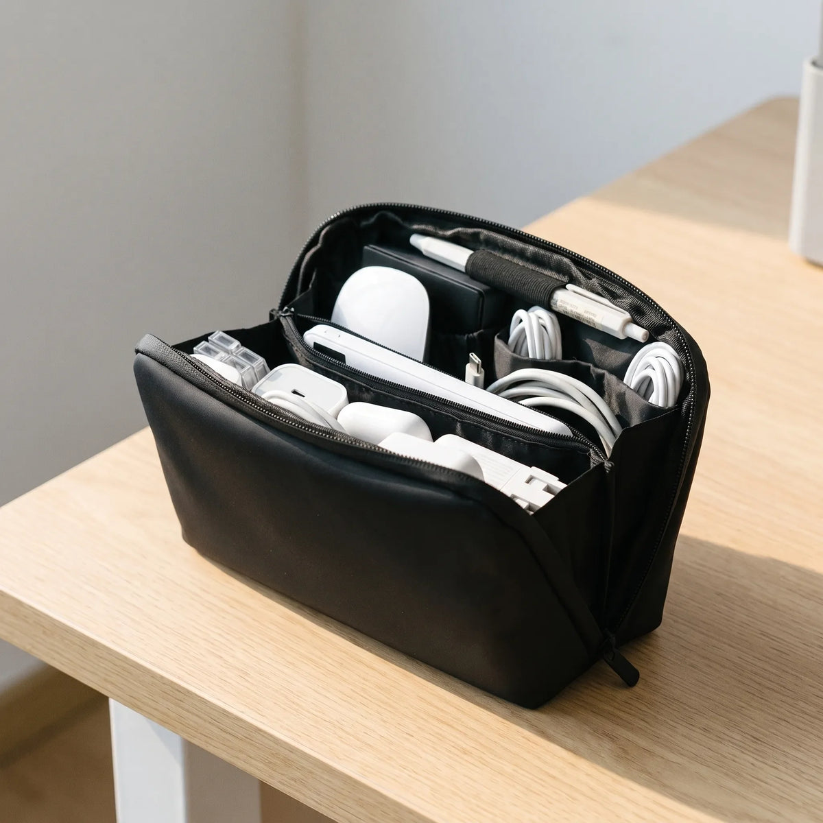 Wide-Opening Tech Organiser