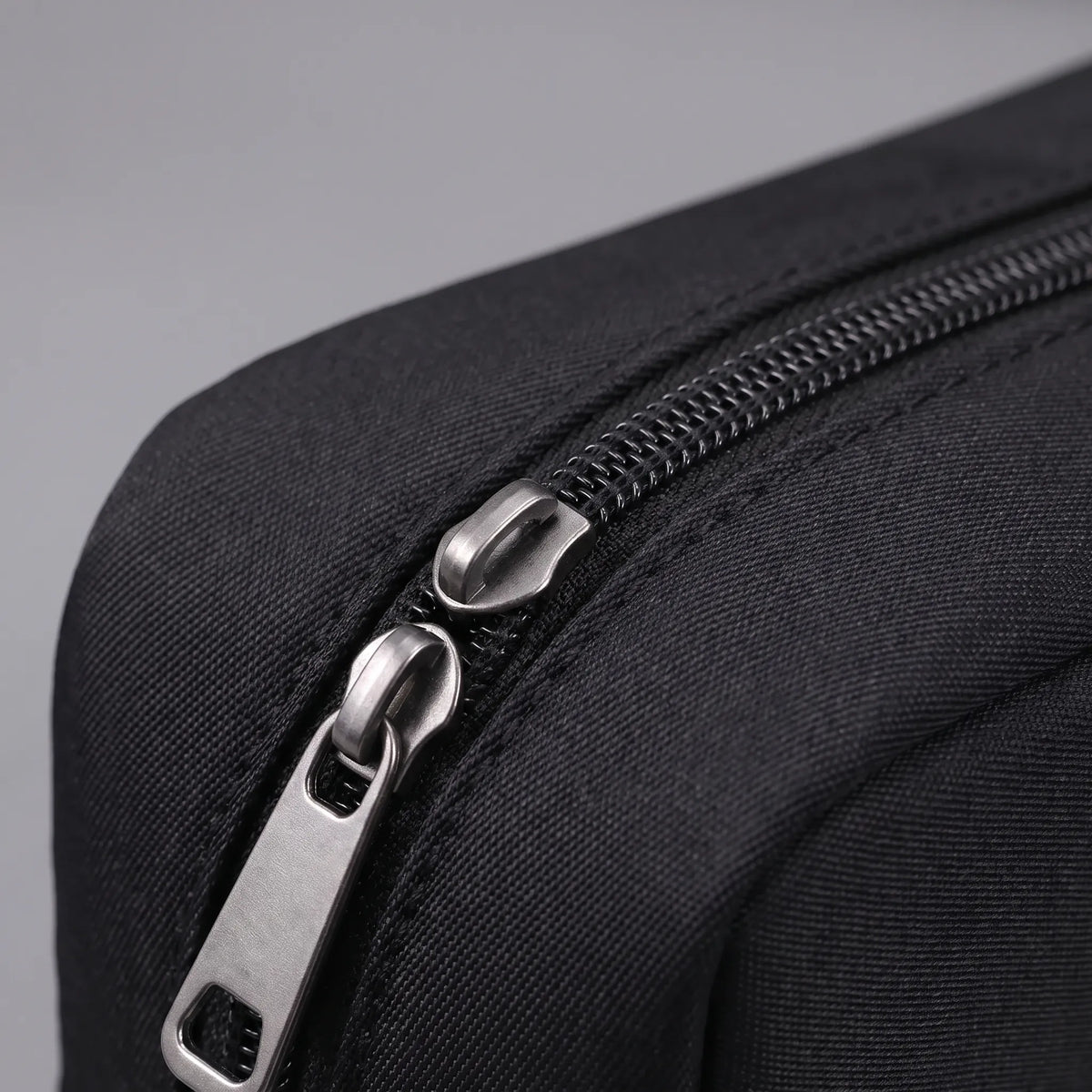 Wide-Opening Tech Organiser